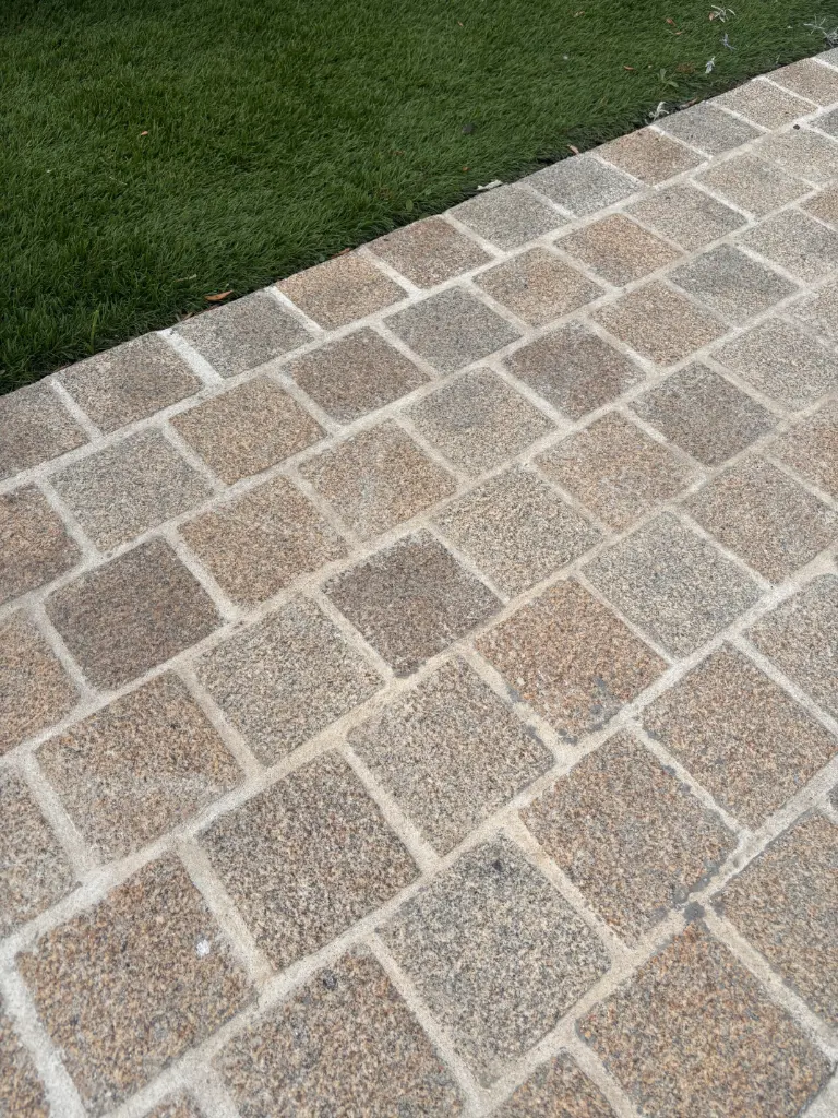 Pavé granit clivé E.P - 1 face bouchardée 10x10x3 Beige Jaune (81pcs/m²)