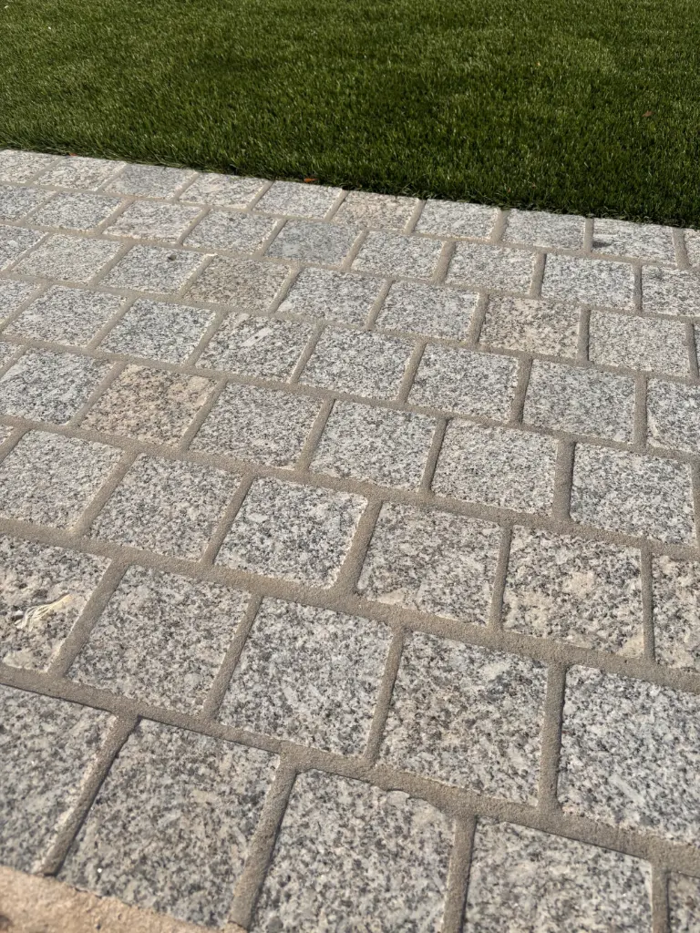 Pavé granit clivé E.P - 1 face flammée 10x10x5 Gris Tragal (81pcs/m²)